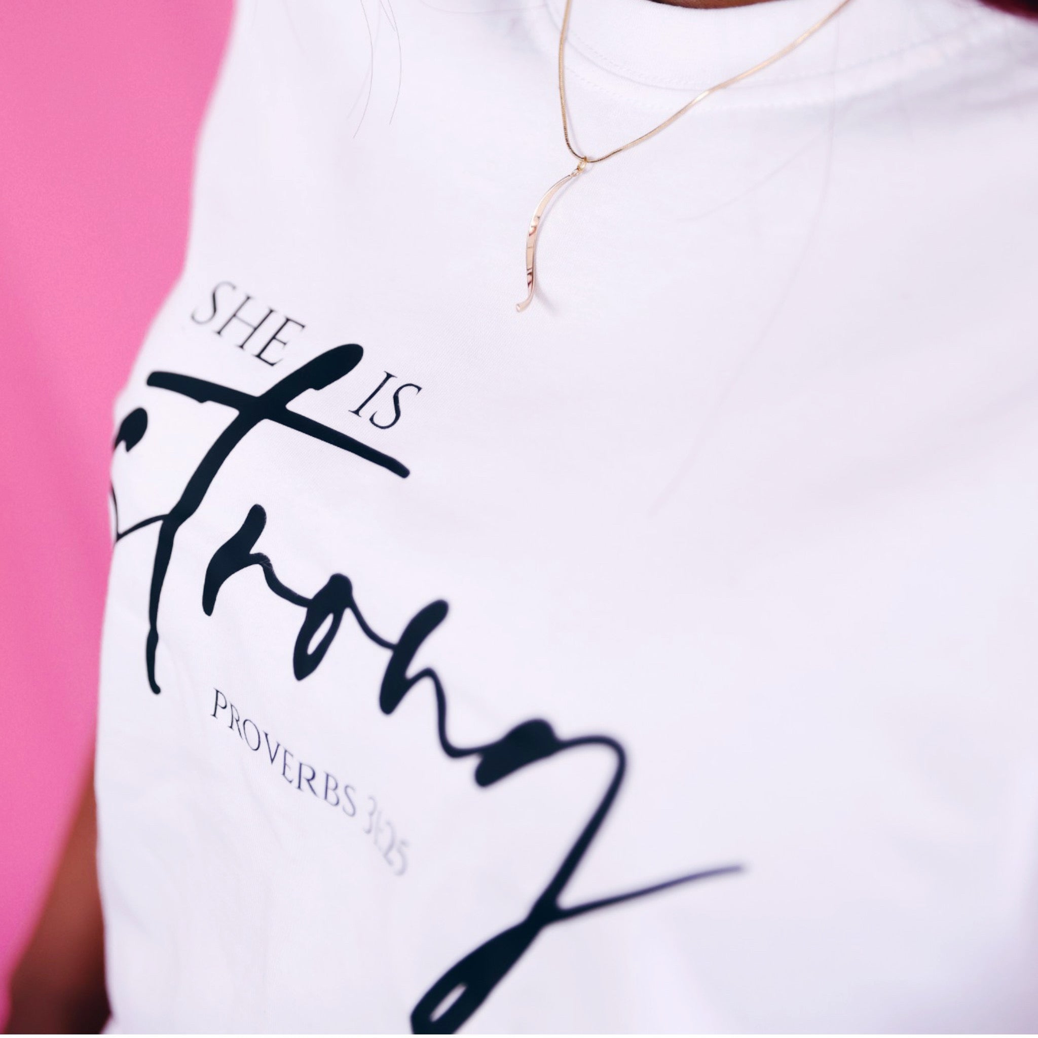 Sy is 'n sterk T-hemp